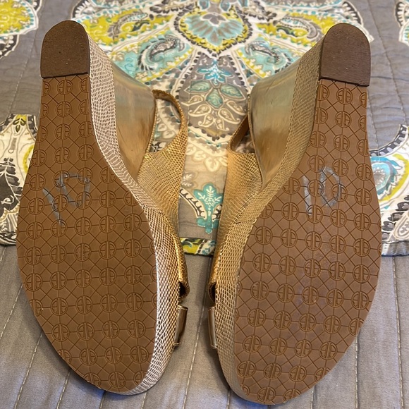Lilly Pulitzer Gold wedge shoes sandals Sz 8 EUC - Picture 3 of 6